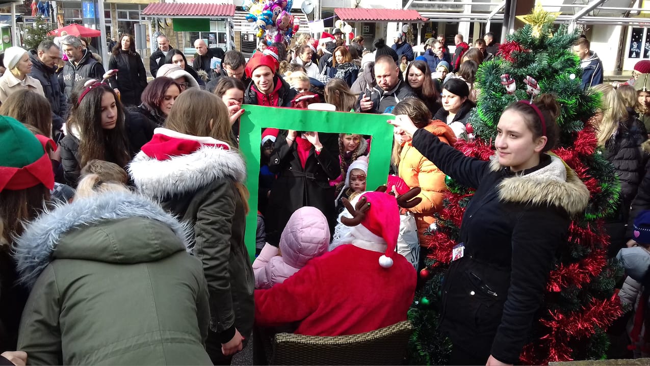 You are currently viewing Vrijedna ekipa COD Jajce i ove godine razveselila mališane novogodišnjim dočekom ispred Doma kulture