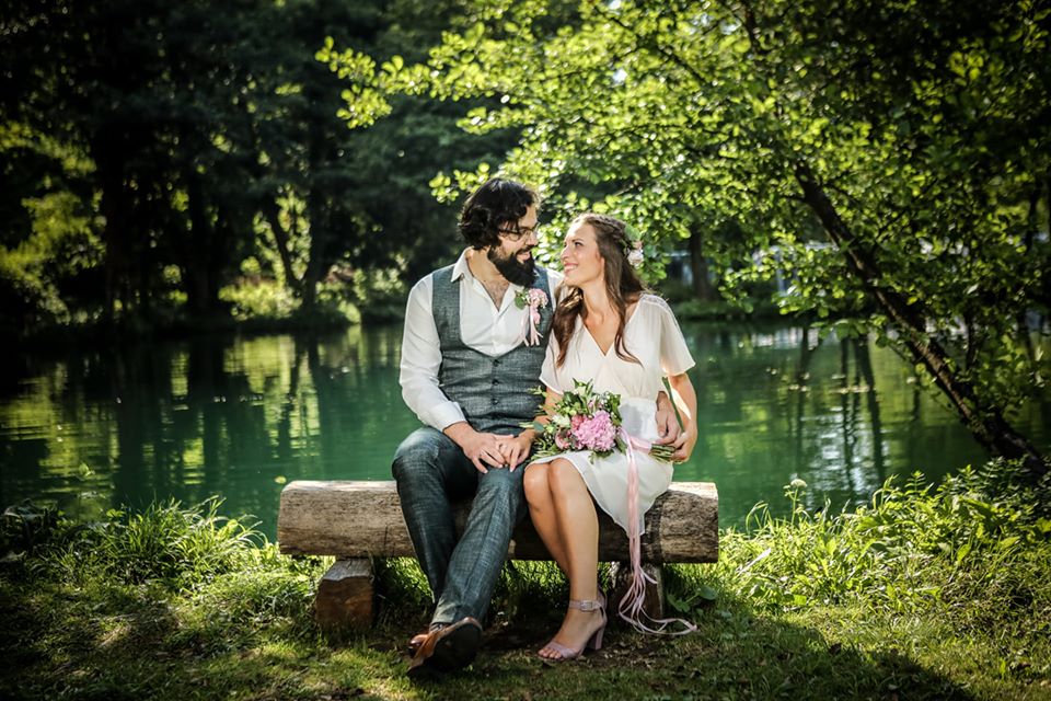 You are currently viewing Volonterska ljubav Denisa i Laure okrunjena brakom na prelijepoj obali rijeke Plive
