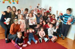 Read more about the article Djeda Mraz posjetio djecu igraonice Ciciban i uručio im zaslužene paketiće